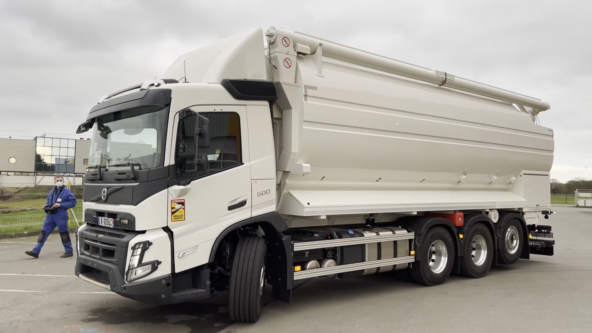 Cisterna para graneles sobre chasis VOLVO